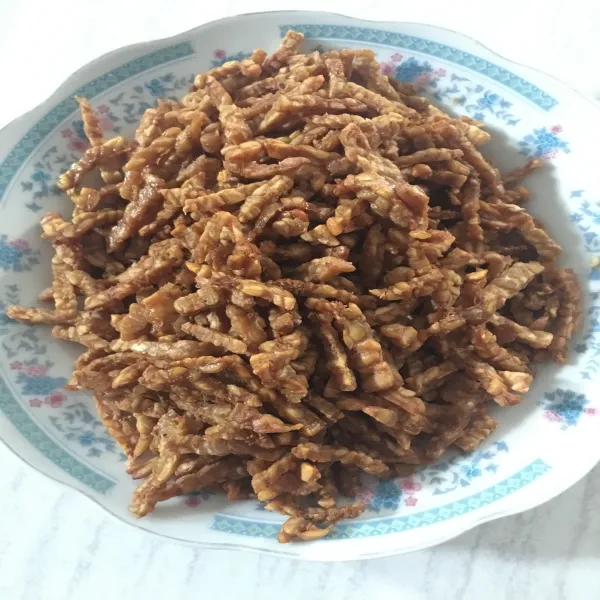 Siapkan tempe yang sudah di goreng kering.