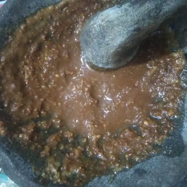 Tuang air panas, aduk rata lalu tes rasa.