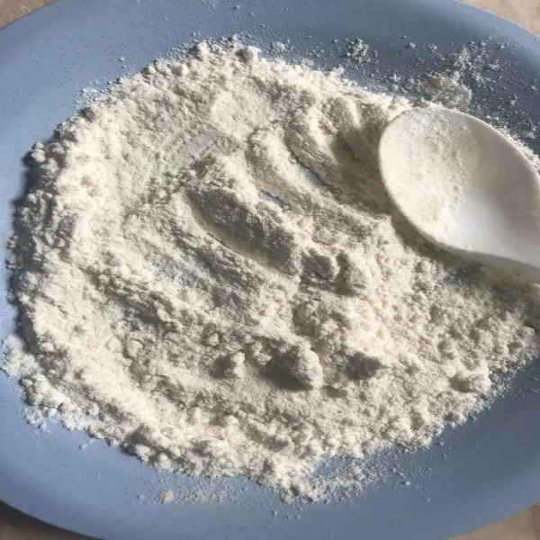 Siapkan bahan tepung kering, tepung terigu, tepung maizena, dan sejumput garam. Lalu aduk hingga merata.
