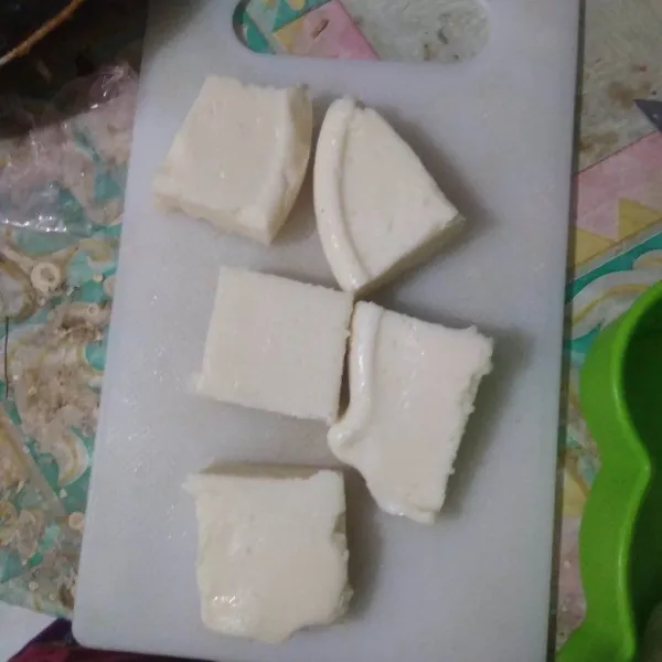 Cuci bersih tahu lalu potong bentuk dadu kecil.