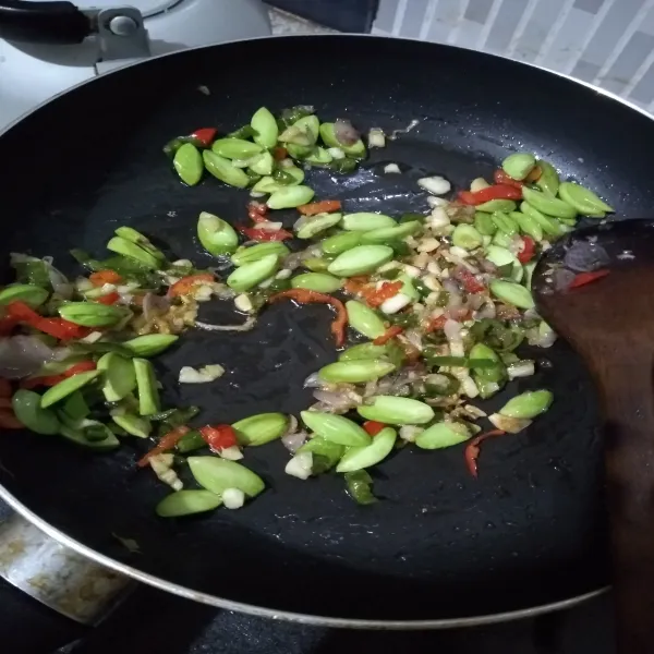 Setelah wangi masukkan pete, masak sebentar sampai pete agak layu.