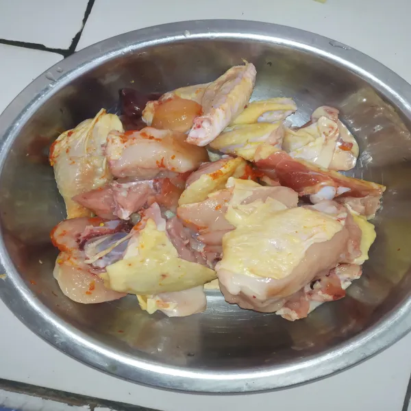 Marinasi ayam dengan cuka dan garam selama 30 menit.