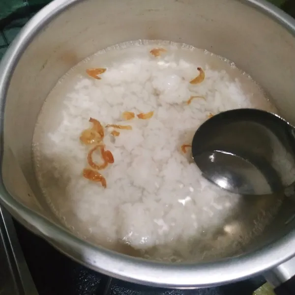 Rebus air hingga mendidih, lalu masukkan nasi putih dan bawang merah goreng.
