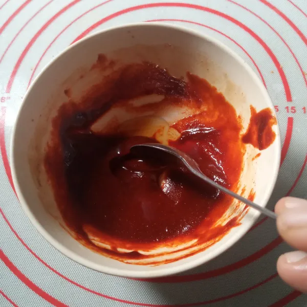 Tambahkan minyak wijen ke dalam sisa saus yang disisihkan tadi, aduk rata.