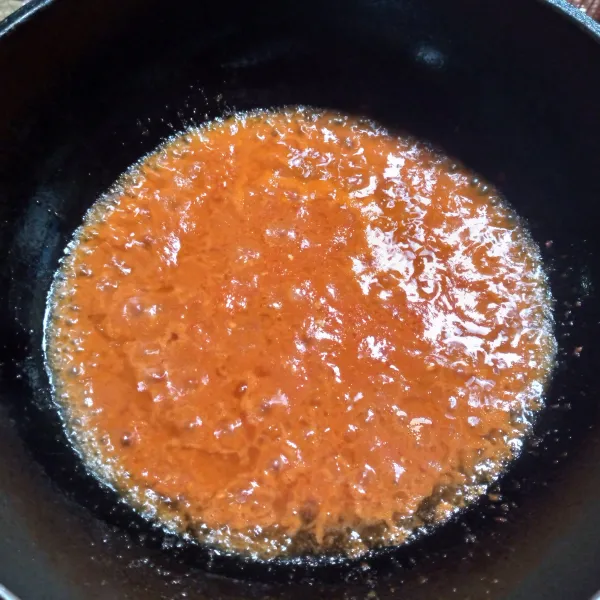 Blender bahan sambal hingga halus,panaskan minyak agak banyak,tumis bumbu halus hingga harum.