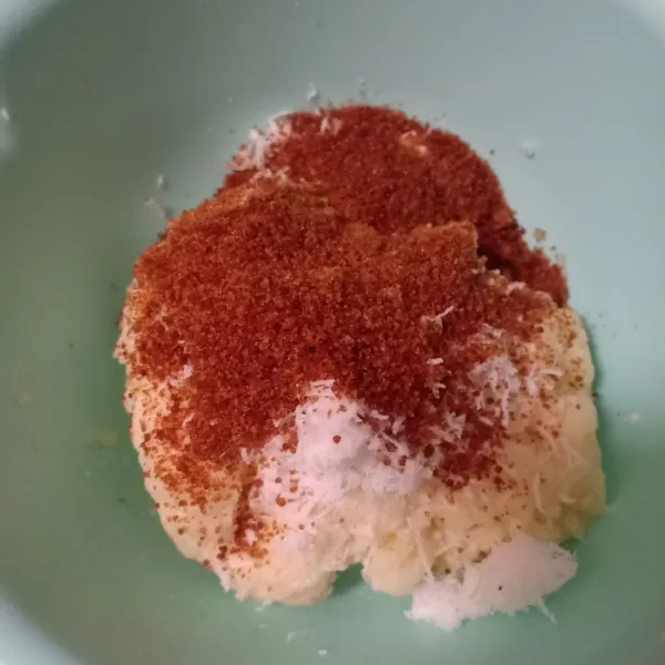 Haluskan singkong kukus lalu campurkan dengan kelapa parut dan gula aren, aduk rata.