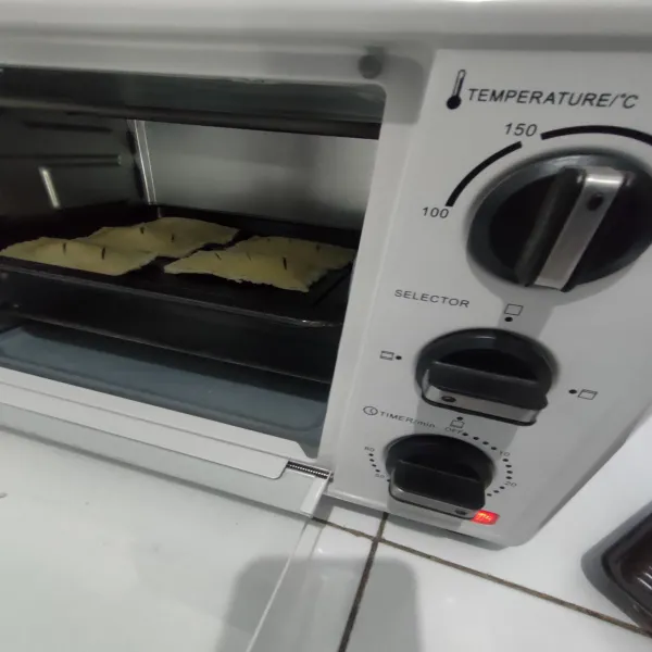 Oven dengan menggunakan suhu 180°C api atas bawah hingga roti kecokelatan.