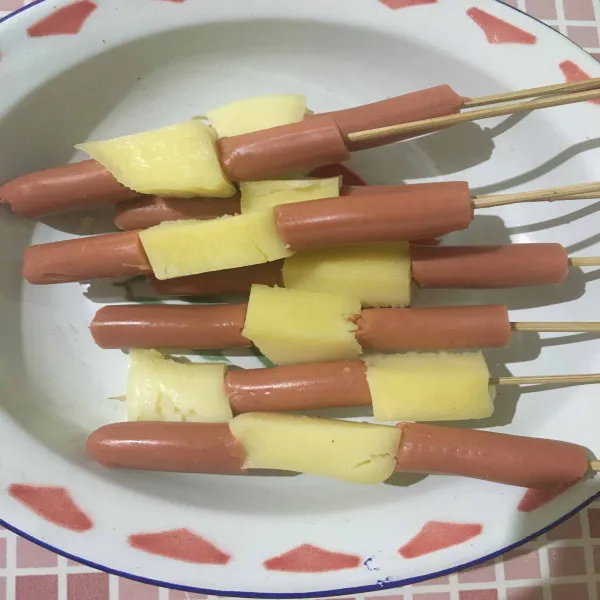 Tusuk sosis dan keju mozarella selang-seling.