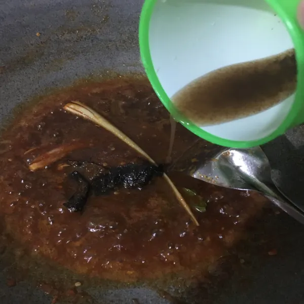 Masukkan juga garam, gula pasir, kecap manis, air, dan juga air asam jawa. Aduk hingga rata dan masak hingga agak mengental.
