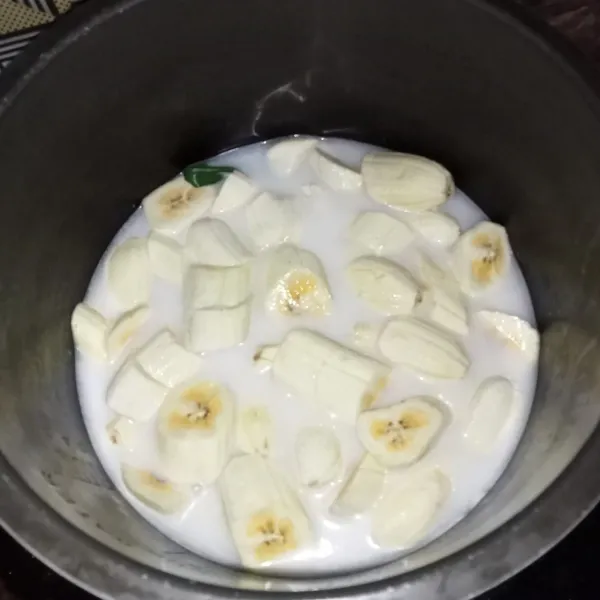 Setelah mendidih masukkan pisang, masak hingga setengah matang.