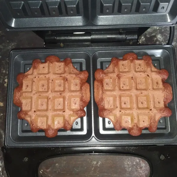 Panggang waffle selama 10 menit hingga bagian luarnya garing.