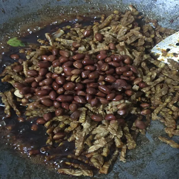 Kemudian masukkan tempe dan kacang, aduk cepat hingga semuanya tercampur merata dan bumbu meresap dengan sempurna.