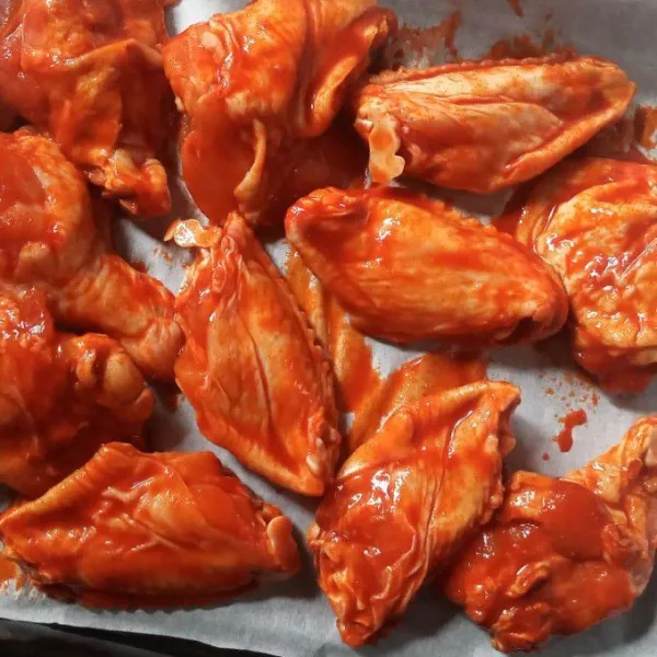 Tata sayap ayam diloyang yang sudah dialas baking paper. Panggang suhu 180'c selama 30 menit atau sampai matang.