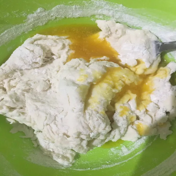 Kemudian masukkan margarin cair, lalu aduk hingga tercampur merata (pastikan adonan sangat kental). Lalu diamkan di kulkas selama 10 menit.