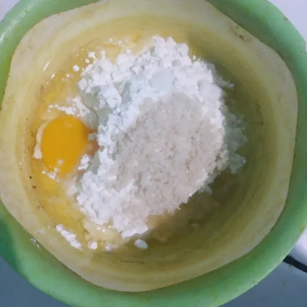 Campurkan tepung, air, telur, gula, dan baking powder.