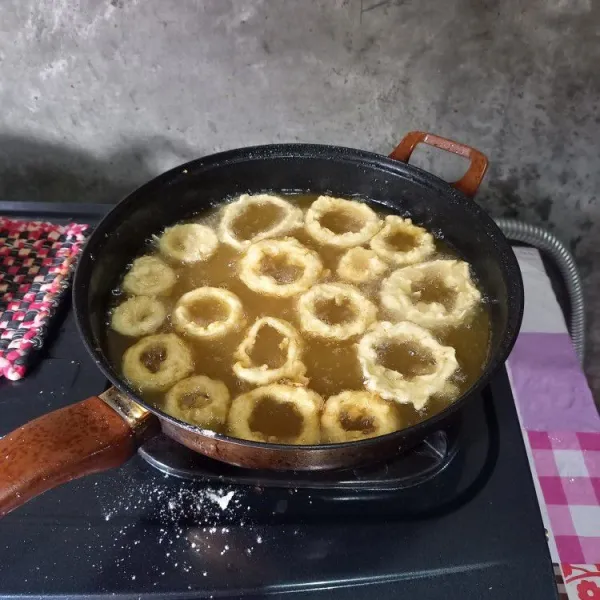 Panaskan minyak goreng. Goreng onion ring dengan api kecil hingga matang, angkat dan sajikan.