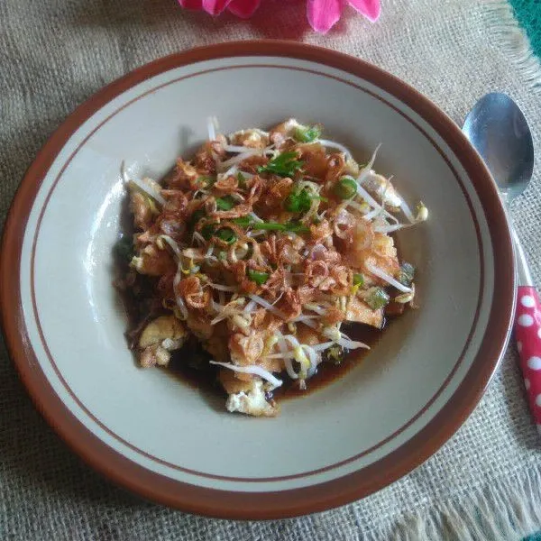 Potong-potong dadar tahu, letakkan di piring saji. siram dengan sambal kacang, taburi dengan bawang goreng dan irisan seledri. Sajikan hangat.