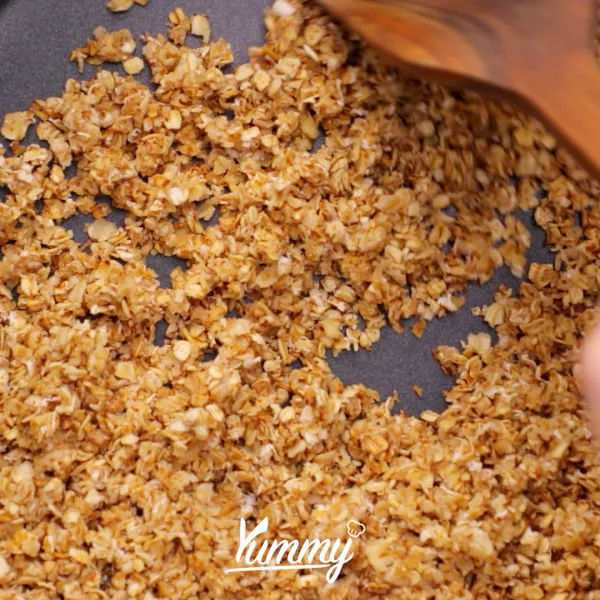 Terus masak oatmeal hingga teksturnya menggumpal menyerupai nasi.