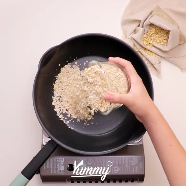 Menggunakan sebuah teflon atau pan anti lengket, sangrai oatmeal sampai berwarna kecoklatan dan menjadi lebih kering.