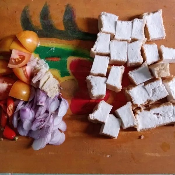 Siapkan tahu, cabai, bawang merah, lengkuas, jahe, dan tomat.