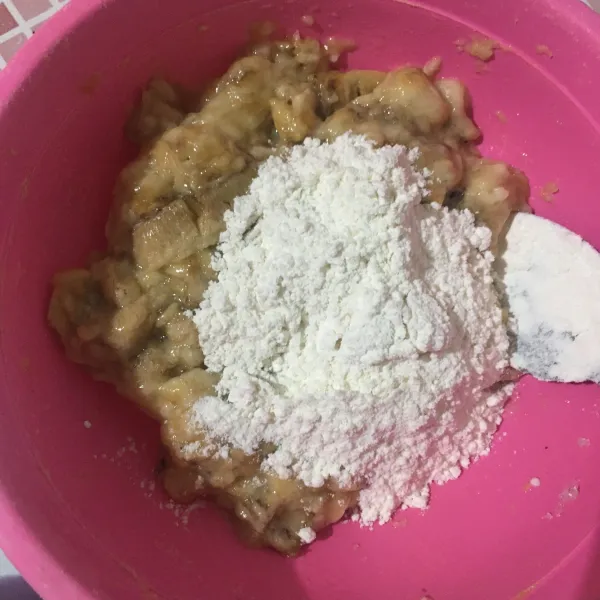 Masukkan gula pasir, soda kue, dan baking powder, lalu aduk hingga rata. Kemudian masukkan tepung terigu, lalu aduk sampai tercampur rata lagi.