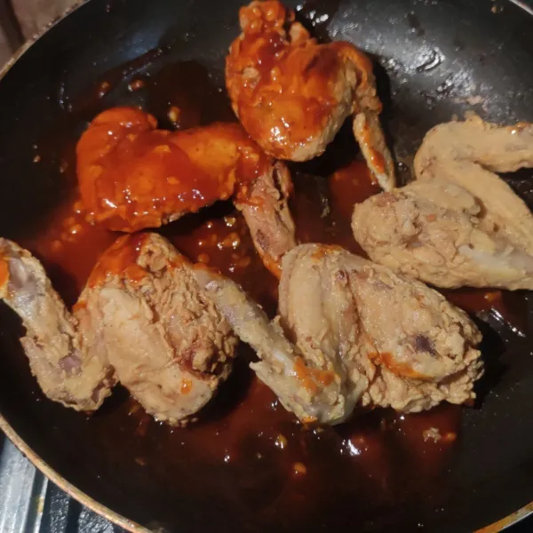 Masukkan ayam yang sudah digoreng ke dalam saus gochujang, balurkan semua hingga rata.