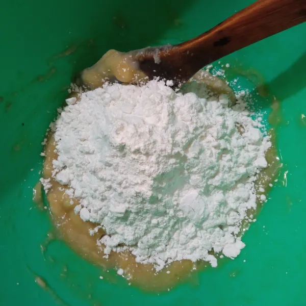 Tambahkan tepung sagu, uleni hingga dapat dibentuk.