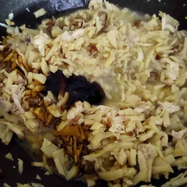 Tumis dalam minyak panas sampai harum, lalu masukkan rebung, ayam dan bahan tambahan, masak sampai air menyusut. Dinginkan.