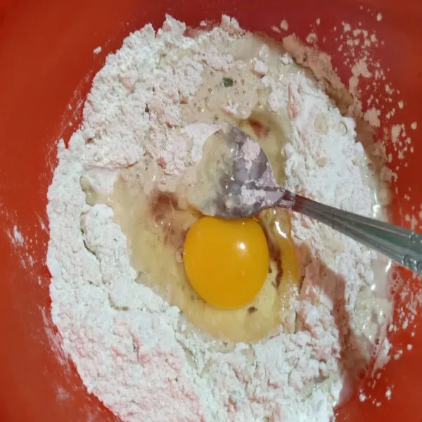 Siapkan tepung bakwan gluten free, telur, dan juga air. Aduk rata semua hingga terbentuk adonan yang cukup cair untuk dituang.