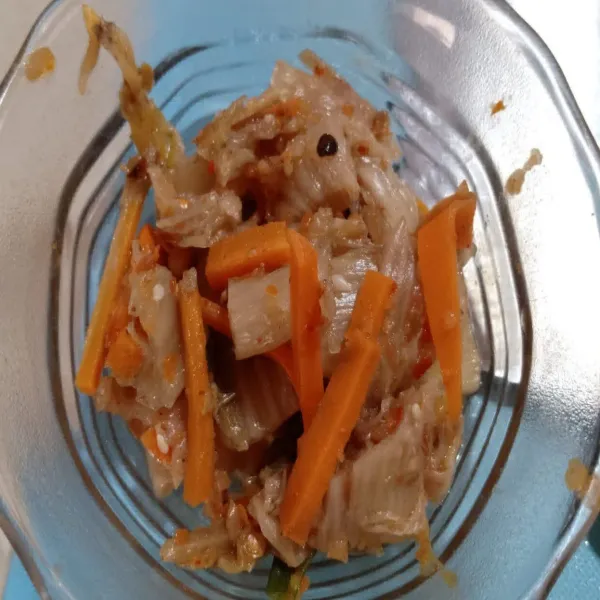 Pisahkan kimchi dari airnya kemudian iris tipis.