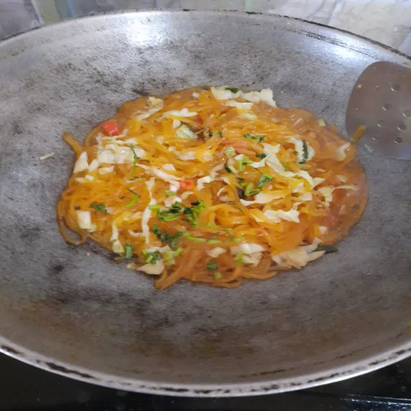 Masak mie sampai matang, cicipi rasanya. Jika sudah matang, mie glosor siap disajikan dengan taburan bawang goreng.