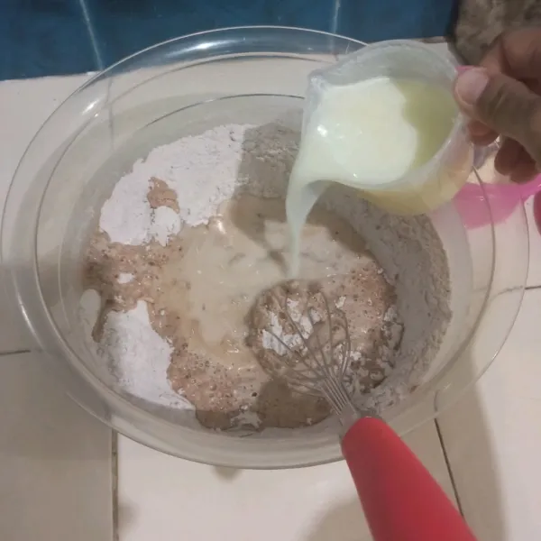 Masukkan susu cair dan aduk hingga rata, gunakan mixer atau baloon whisk saja.