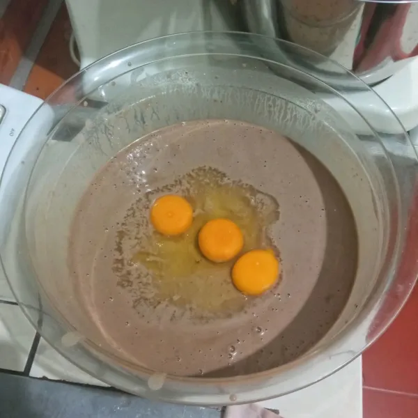 Masukkan telur, whisk rata dan kalau perlu pakai mixer sebentar saja.