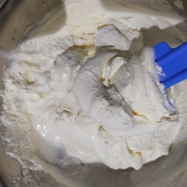 Masukkan sebagian tepung terigu bergantian dengan sebagian larutan fiber creme/santan hingga keduanya habis. Aduk balik perlahan dengan spatula sampai adonan benar-benar tercampur rata.