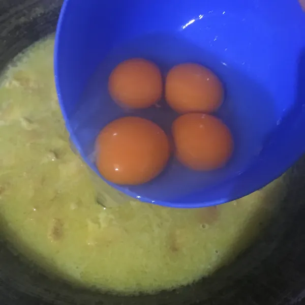 Masukkan telur, masak hingga mendidih dan telur matang.