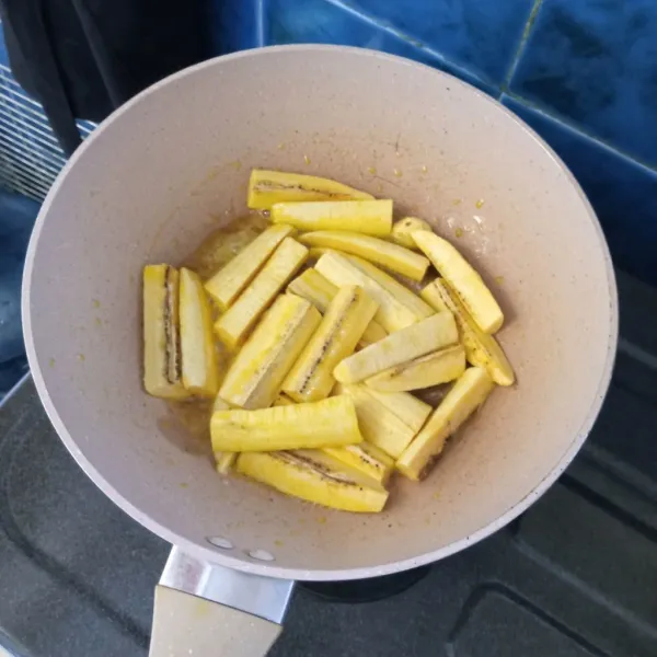 Goreng pisang yang sudah dipotong dengan sedikit mentega, angkat dan sisihkan.