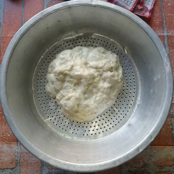 Cuci adonan hingga air cuciannya jernih dan terbentuk gluten, diamkan selama 20 menit.