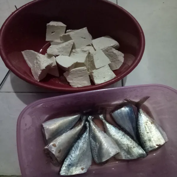 Cuci bersih ikan, lumuri dengan jeruk nipis dan garam. Marinasi selama 15 menit, lalu potong tahu sesuai selera.