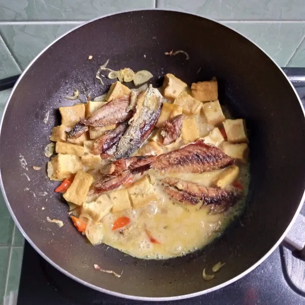 Setelah mendidih, masukkan ikan pindang.