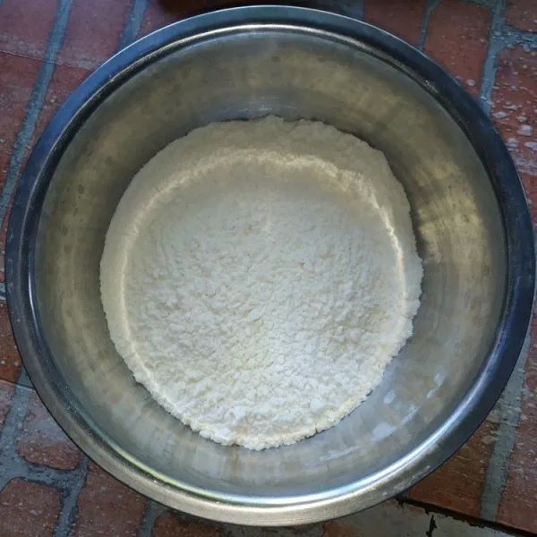 Aduk rata tepung terigu dan garam.