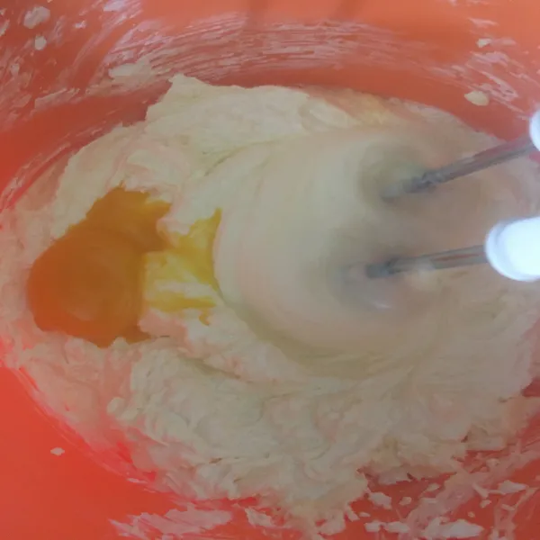 Kemudian masukkan kuning telur satu persatu dan mixer dengan kecepatan rendah.