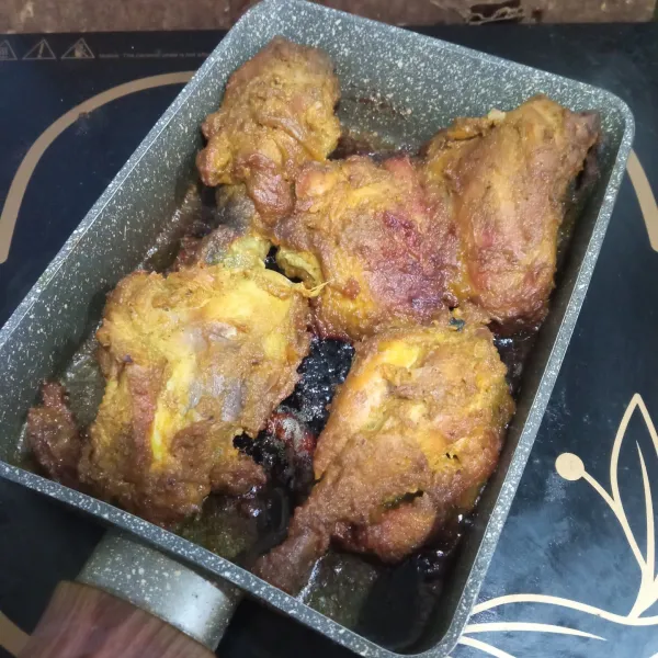 Setelah kuah agak menyusut, bakar ayam di atas teflon. Angkat dan sajikan di atas piring saji.