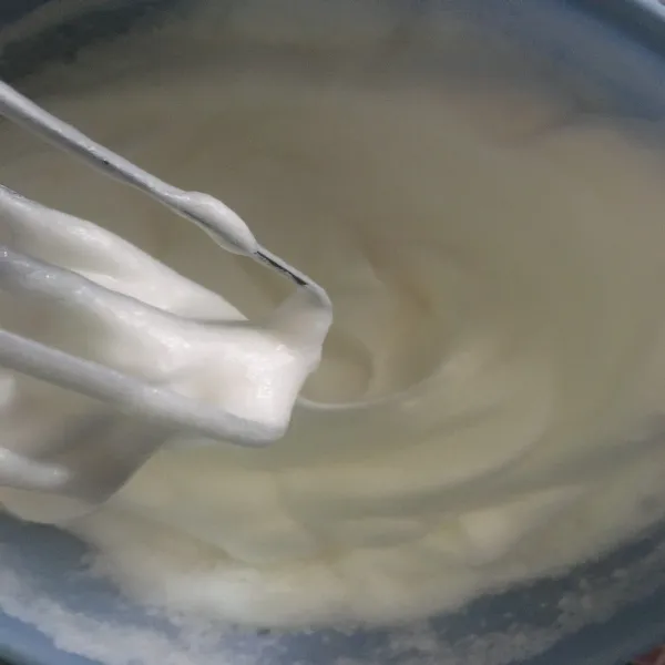 Mixer putih telur dengan air perasan jeruk nipis hingga berbusa, kemudian beri gula pasir sedikit demi sedikit. Kemudian mixer hingga kaku.