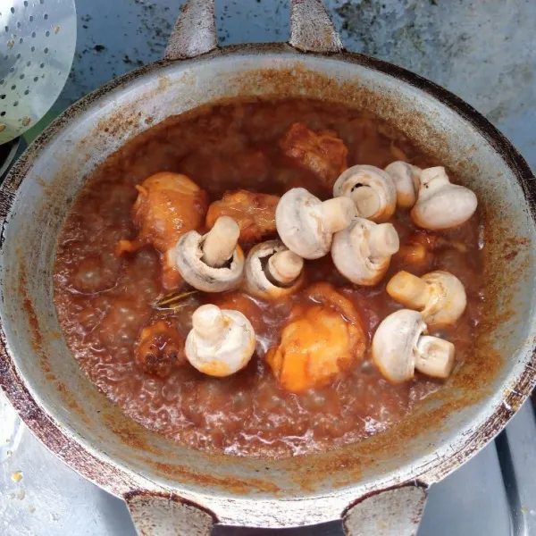 Masukkan jamur, aduk rata. Masak sampai layu, angkat dan sajikan.