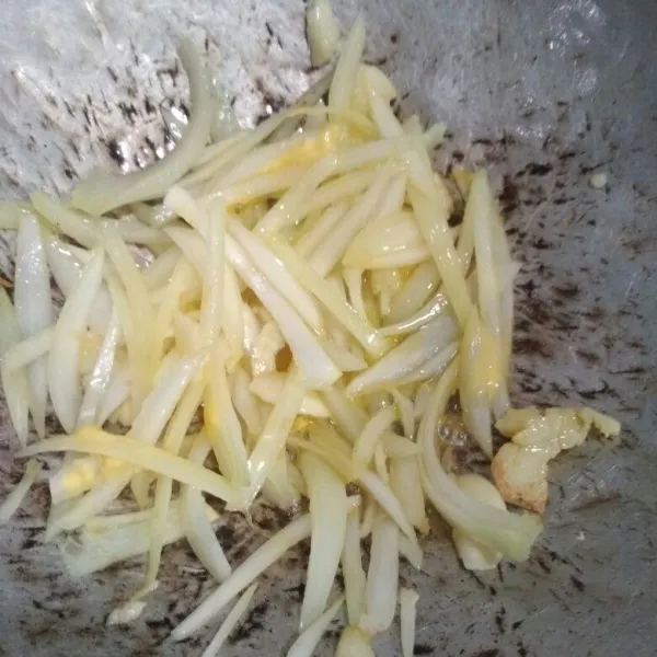 Tumis bawang bombay dan bawang putih hingga layu dan harum.