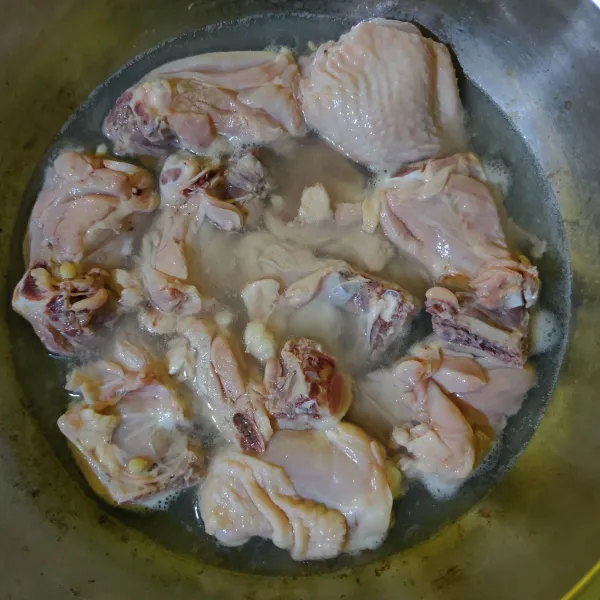 Rebus ayam dalam air mendidih selama 2-3 menit, lalu buang airnya. Kemudian cuci bersih, lalu tiriskan.