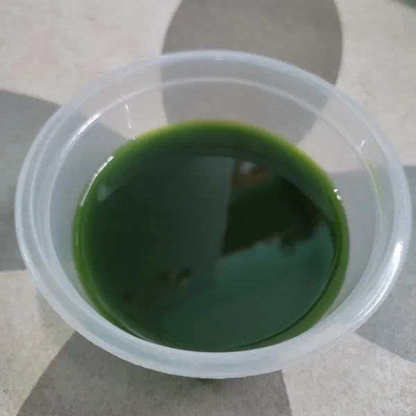 Blender 5 lembar daun pandan dan 10 lembar daun suji dengan 75 ml air.