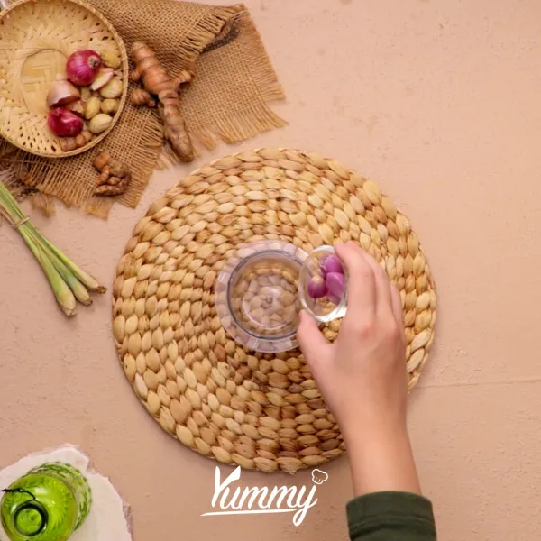 Siapkan blender, lalu haluskan bawang merah, bawang putih, jahe, kunyit, kemiri, dan sedikit minyak kelapa.