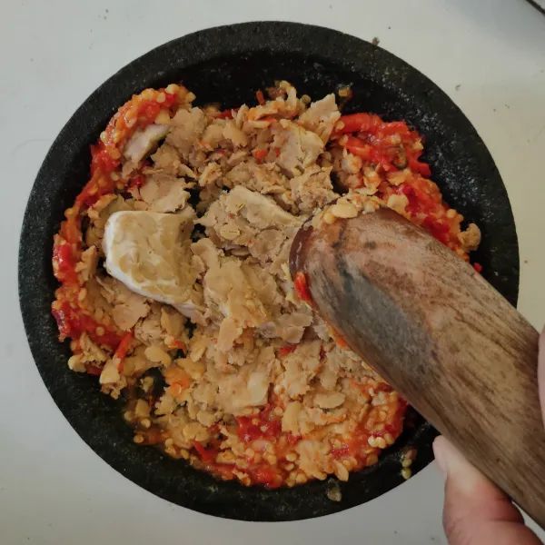 Masukkan tempe semangit, lalu uleg kasar.