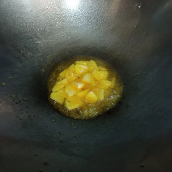 Panaskan margarin, tumis bawang putih hingga harum.